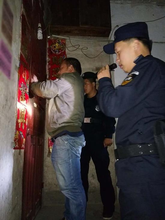 珉谷镇粗心妈妈误将幼女锁家中 民警全城寻开锁师傅开门