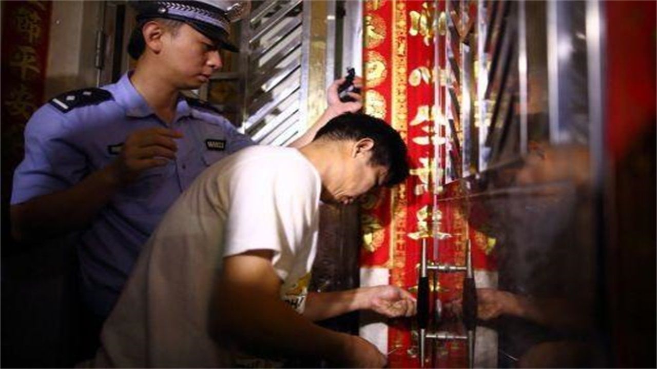 珉谷镇请开锁师傅开了锁后，师傅为什么一般都不进门，就算主人请也不进去？